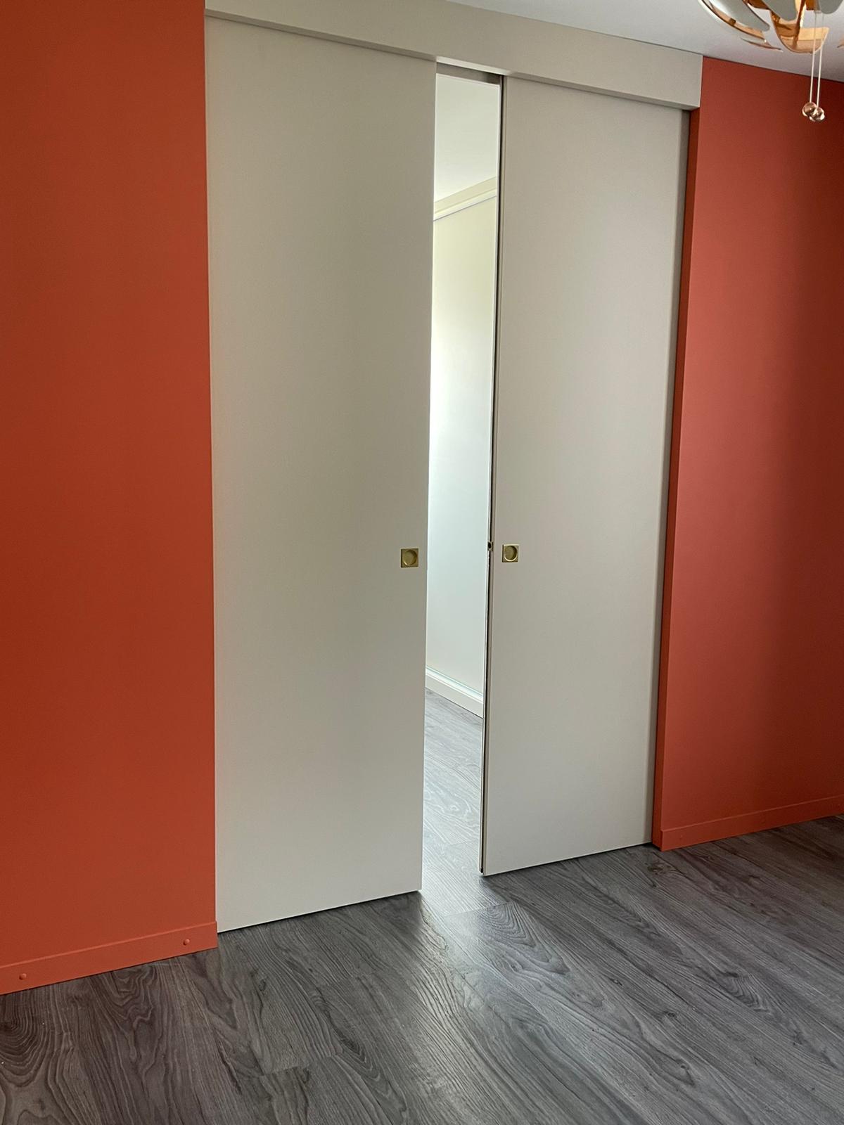 Fabrication et aménagement de placard avec portes coulissantes (orange)