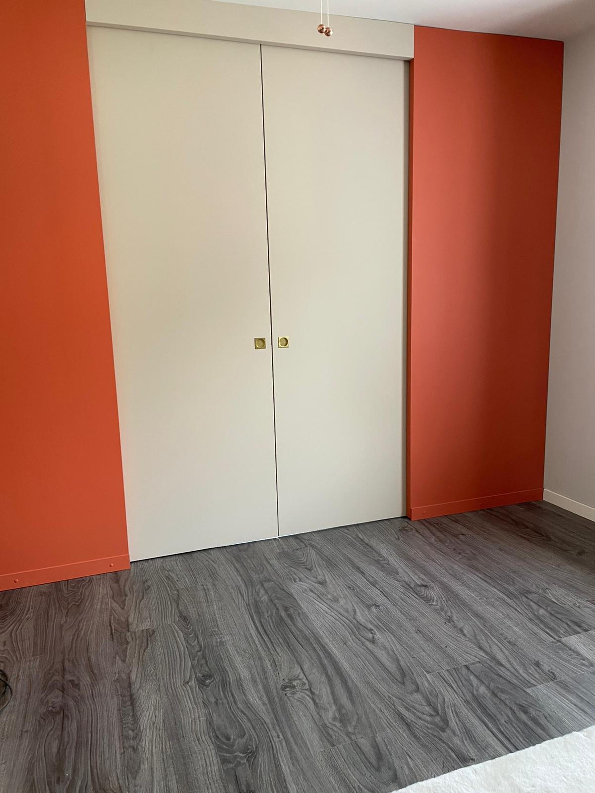 Fabrication et aménagement de placard avec portes coulissantes (orange)